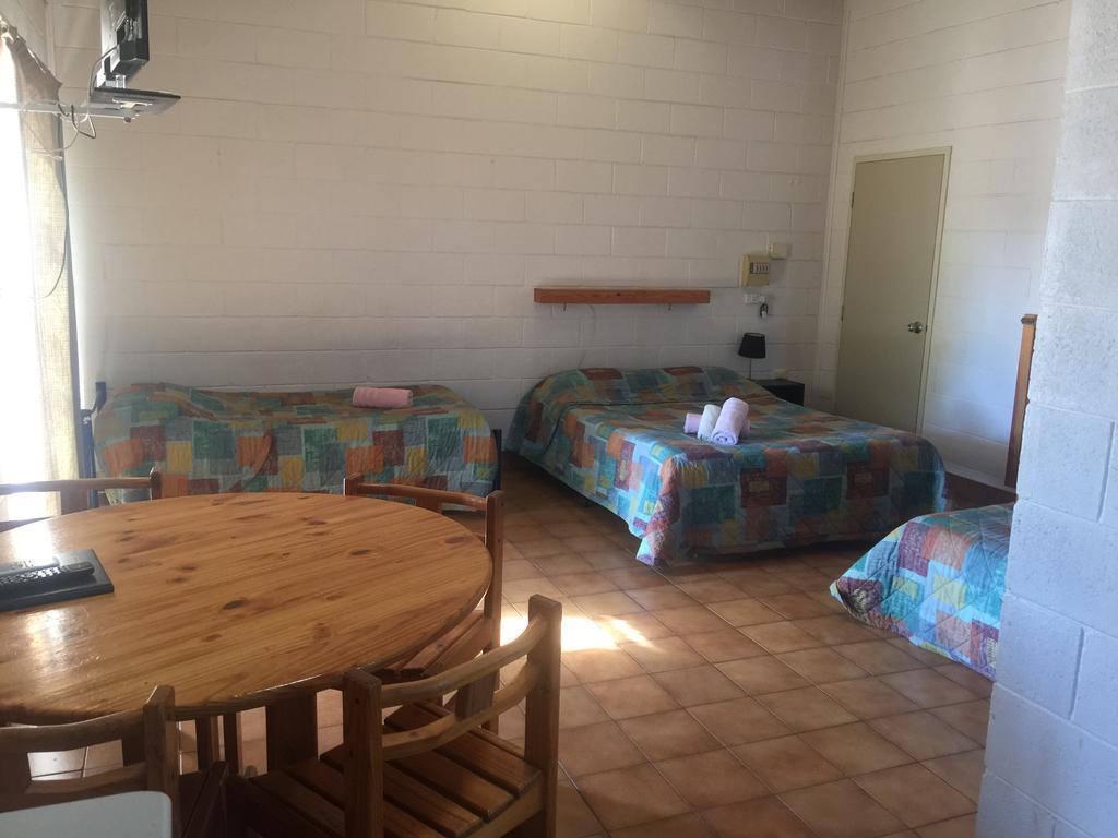 Carnarvon Caravan Park Стая снимка